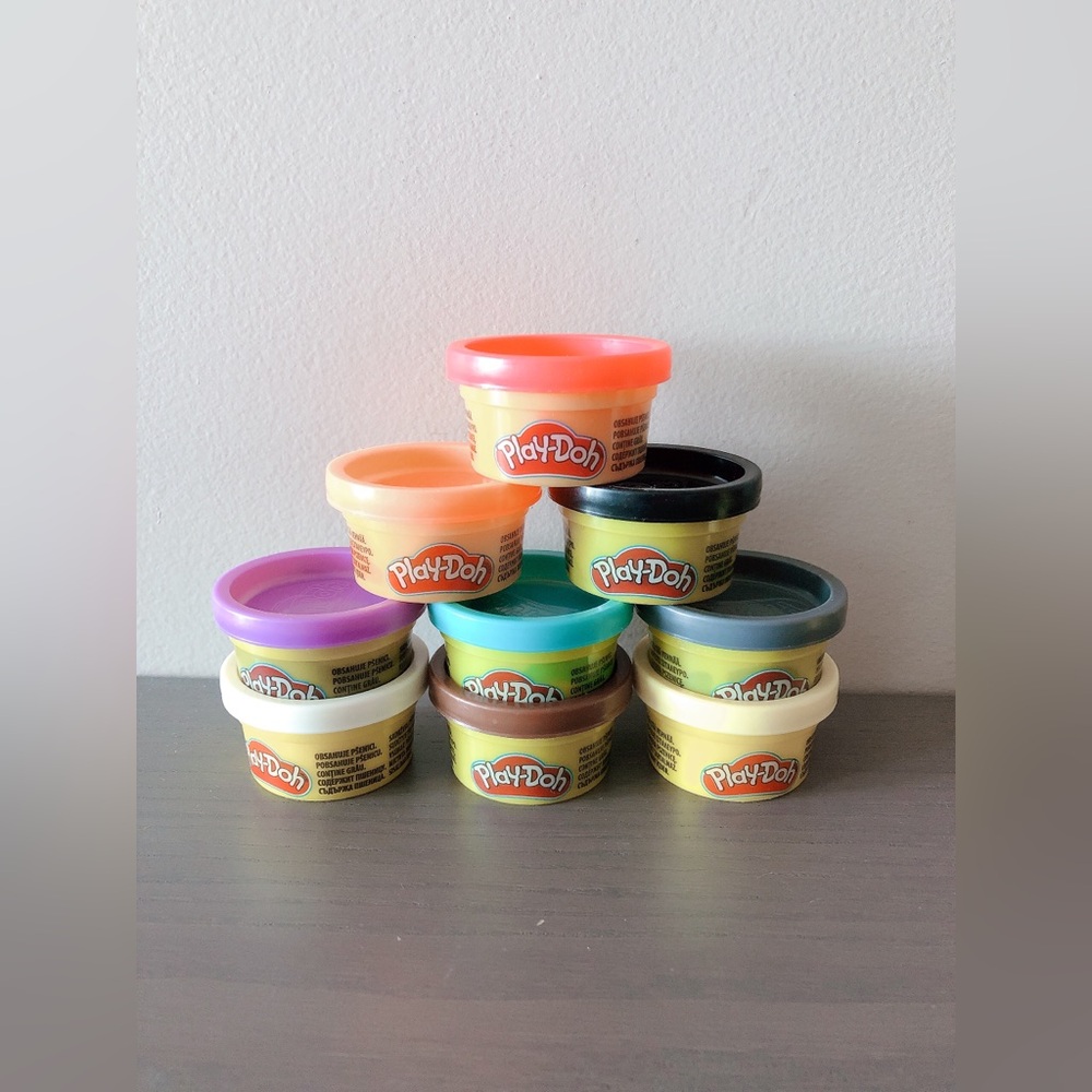 $2 Play-Doh Random Colours 9 mini play dough, brand new
